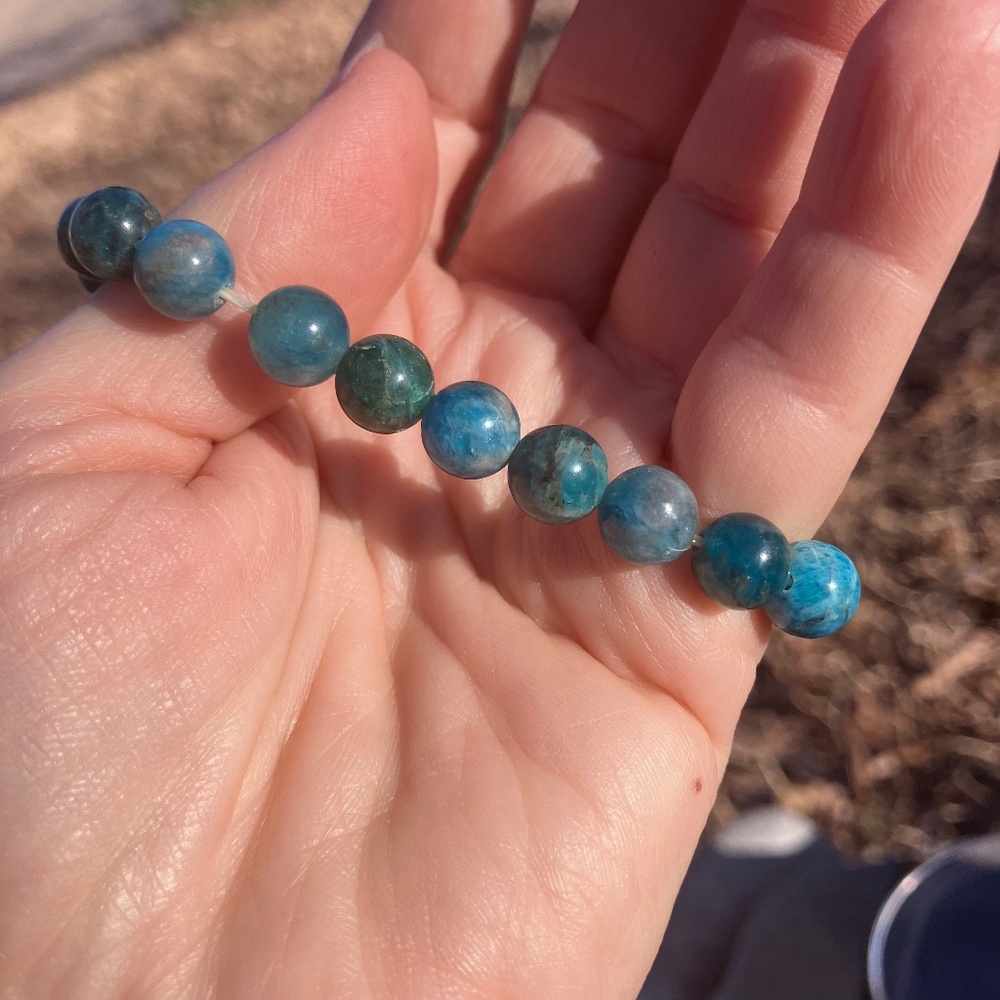 NWOT Shiny Elastic Blue Apatite Beaded Bracelet - Picture 4 of 4